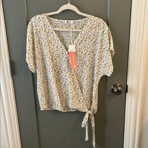 West K  Floral V-Neck Blouse - White and Yellow Wantable Size Medium